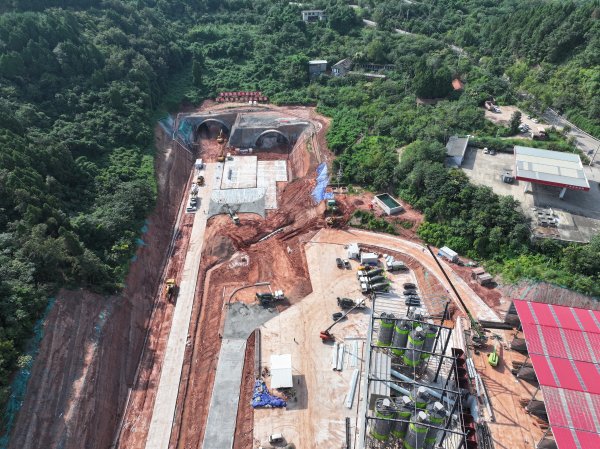 蓝乔配资 成渝高速扩容项目唯一隧道进洞施工 2028年通车后双向八车道畅跑